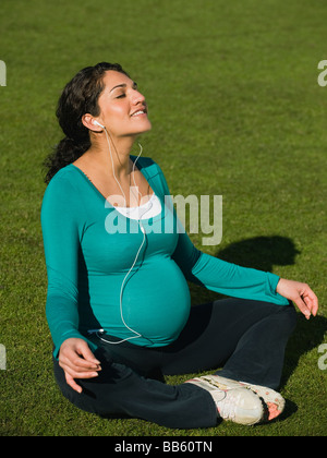 Nahen Ostens schwangere praktizieren Yoga im park Stockfoto