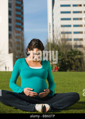 Nahen Ostens schwangere praktizieren Yoga im park Stockfoto