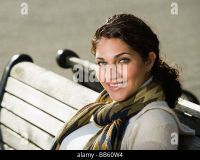Orientalische Frau sitzt auf der Parkbank Stockfoto