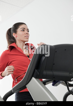 Hispanic Frau gehen auf Laufband Stockfoto