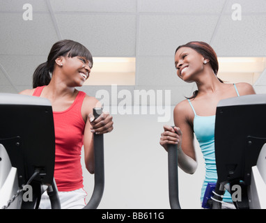 Afrikanische Frauen mit Trainingsgeräten im Fitnessstudio Stockfoto