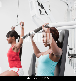 Afrikanerin mit Kraftgeräten im Health club Stockfoto