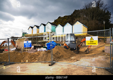 Neue Strandhütten und Einrichtungen gebaut Alum Chine Beach, Bournemouth, Dorset. VEREINIGTES KÖNIGREICH. Nimbostratus Wolken. Stockfoto