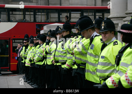 Polizei Line-up in Vorbereitung auf die Anti-G20 Gipfel Demonstrationen vor der Royal Exchange in der City of London Stockfoto