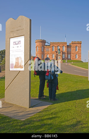 Inverness Castle Wanderer auf Great Glen Way Highland Region Schottland April 2009 Stockfoto