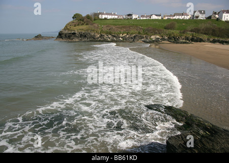 Dorf von Aberporth, Wales. Wellen brechen sich am Ost-Strand von Aberporth. Stockfoto