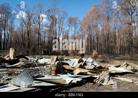 Die Reste eines Hauses und Verwüstung hinterlassen nach einem Buschfeuer Stockfoto