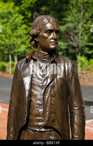 Voller Länge Bronze Statue von Thomas Jefferson an Jefferson Monticello s früheren Heimat und Plantage in der Nähe von Charlottesville Virginia Stockfoto