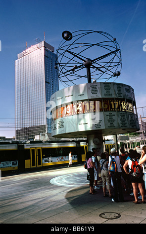 Die Urania-Weltzeituhr (Weltzeituhr) am Alexanderplatz in der deutschen Hauptstadt Berlin. Stockfoto