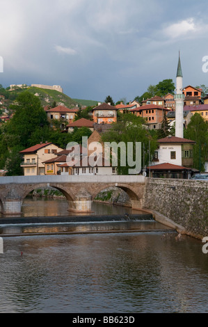 Blick auf Latein oder Latinski Brücke über den Fluss Miljacka, Sarajevo Bosnien-Herzegowina Stockfoto