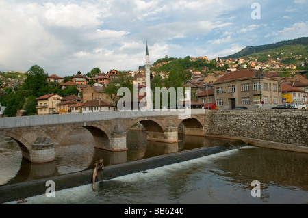 Blick auf Latein oder latinski Brücke über Fluss Miljacka in Sarajevo, Hauptstadt von Bosnien und Herzegowina Stockfoto