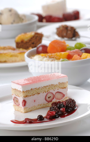 Dessertbuffet mit Eis-Obst-Torte Stockfoto