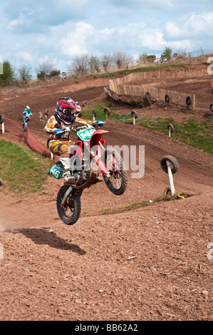 Fahrer, die immer in der Luft, während ein Motocross-Rennen Stockfoto