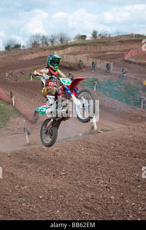 Fahrer, die immer in der Luft, während ein Motocross-Rennen Stockfoto