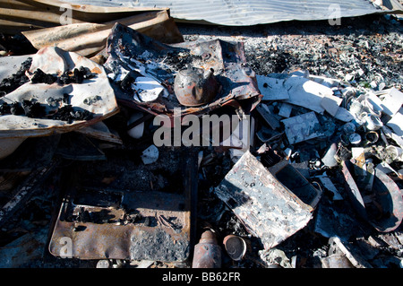 Die Reste eines Hauses und Verwüstung hinterlassen nach einem Buschfeuer Stockfoto