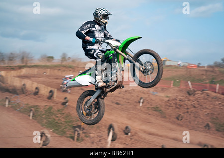 Fahrer, die immer in der Luft, während ein Motocross-Rennen Stockfoto