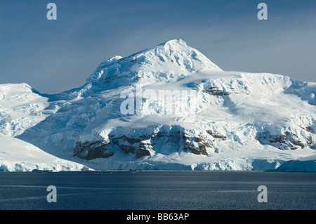Spektakuläre Schnee und Eis bedeckt Bergspitze in Neumayer Kanal, antarktische Halbinsel, Antarktis Stockfoto