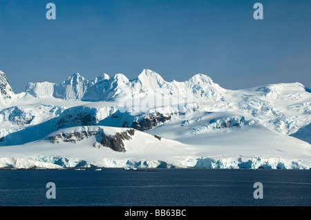 Spektakuläre Schnee und Eis bedeckt Bergspitze in Neumayer Kanal, antarktische Halbinsel, Antarktis Stockfoto