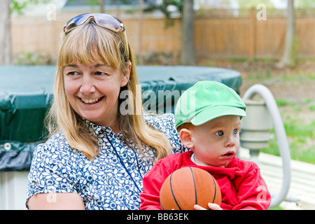 Frau halten Baby mit basketball Stockfoto