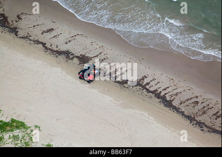 Luftaufnahme über zwei Quads geparkt am Strand von Padre Island, Texas Stockfoto