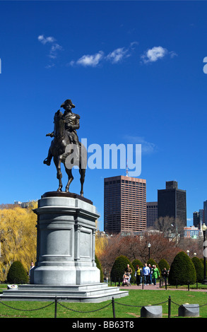 Reiterstatue von George Washington in Boston Public Garden mit der Skyline des Finanzzentrums von Boston, USA Stockfoto