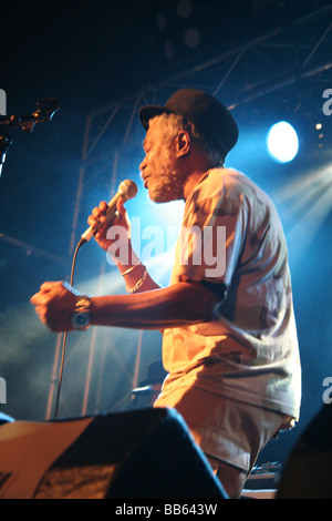 Legendäre Reggaesänger Horace Andy führt live auf der Bühne in Oxford, 2009. Horace hat auch auf einige Massive Attack Records gesungen. Stockfoto