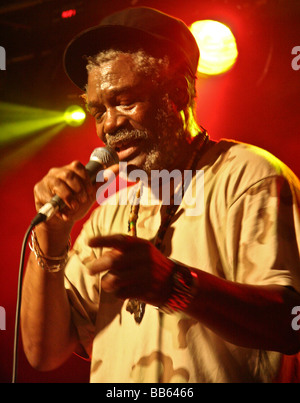 Legendäre Reggaesänger Horace Andy führt live auf der Bühne in Oxford, 2009. Horace hat auch auf einige Massive Attack Records gesungen. Stockfoto