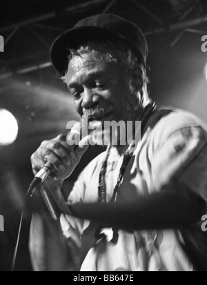 Legendäre Reggaesänger Horace Andy führt live auf der Bühne in Oxford, 2009. Horace hat auch auf einige Massive Attack Records gesungen. Stockfoto