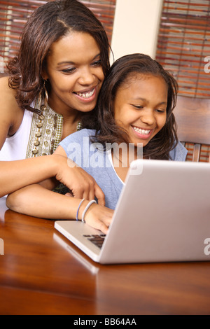 Mutter und Tochter miteinander am Computer suchen Stockfoto