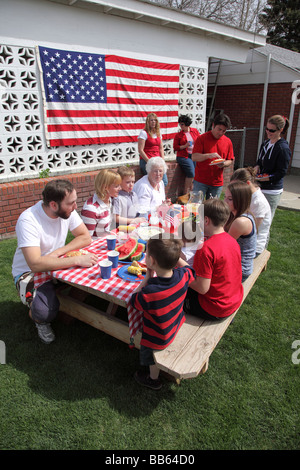 Großes Familientreffen für ein 4. Juli Grill Stockfoto