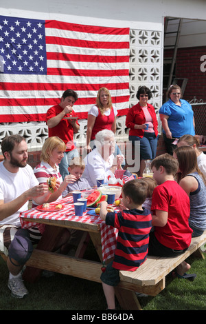 Großes Familientreffen für ein 4. Juli Grill Stockfoto