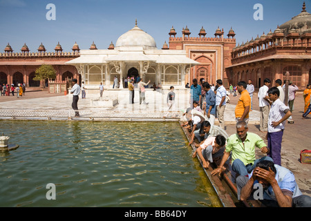 Salim Chishti Grab und Gläubige in Jama Masjid Moschee Komplex, Fatehpur Sikri, in der Nähe von Agra, Uttar Pradesh, Indien Stockfoto