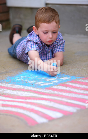 Junge amerikanische Flagge auf Bürgersteig mit Kreide zeichnen Stockfoto