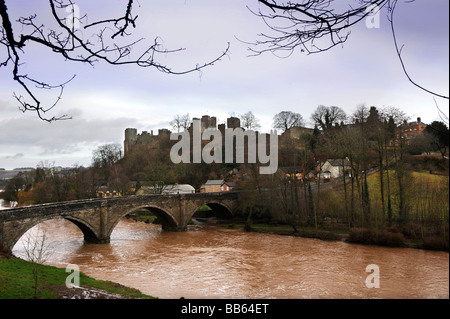 BLICK AUF DAS SCHLOSS LUDLOW ÜBER DINHAM BRÜCKE LUDLOW SHROPSHIRE UK Stockfoto