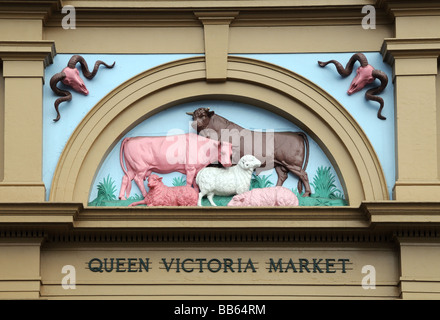 Wappen-Symbol-Zeichen oder Logo über dem Eingang von Queen Victoria Market Melbourne Australien Stockfoto