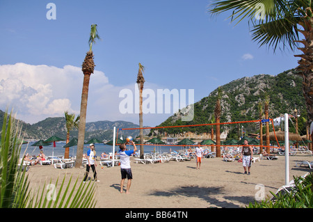 Volleyballspiel am Strand, Icmeler, Halbinsel Datca, Provinz Mulga, Republik Türkiye Stockfoto