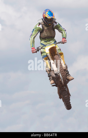 Fahrer, die immer in der Luft, während ein Motocross-Rennen Stockfoto