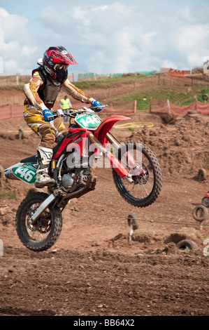 Fahrer, die immer in der Luft, während ein Motocross-Rennen Stockfoto