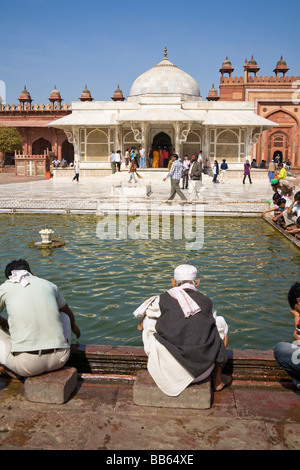 Salim Chishti Grab und Gläubige in Jama Masjid Moschee Komplex, Fatehpur Sikri, in der Nähe von Agra, Uttar Pradesh, Indien Stockfoto