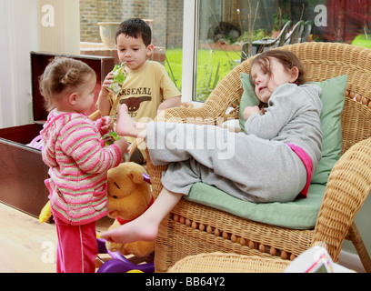 Gelangweilte Kinder unterhalten sich in den Sommerferien Stockfoto
