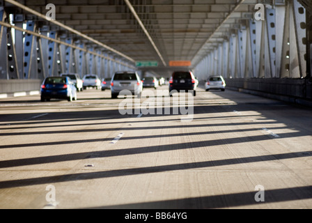 Autos Reisen Ost auf der unteren Ebene der Bay Bridge zwischen San Francisco und Oakland in den Morgen. © Craig M. Eisenberg Stockfoto