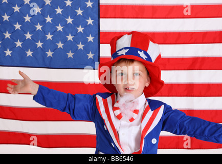 Kleiner Junge gekleidet wie Uncle Sam Stockfoto