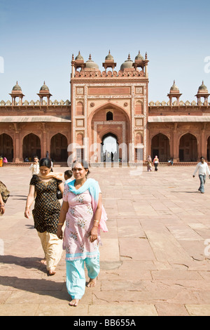 Besucher und Shahi Darwaza Tor, Jama Masjid Moschee-Komplex, Fatehpur Sikri, in der Nähe von Agra, Uttar Pradesh, Indien Stockfoto