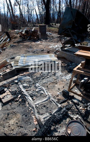 Die Reste eines Hauses und Verwüstung hinterlassen nach einem Buschfeuer Stockfoto