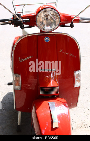 Vorderrad eines roten Vespa-Roller in Rom, Italien. Stockfoto