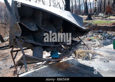 Die Reste eines Hauses und Verwüstung hinterlassen nach einem Buschfeuer Stockfoto