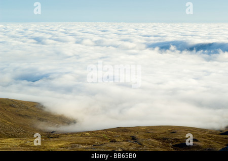 Schicht der Inversion Nebel oder niedrige Wolkendecke über Glen More und Spey Tal in den Cairngorms betrachtet über Coire eine Lochain. Stockfoto