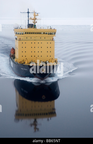 Vorderansicht russischer Eisbrecher Kreuzfahrtschiff in der Antarktis Menschen auf Bogen Spiegelung im Wasser Stockfoto