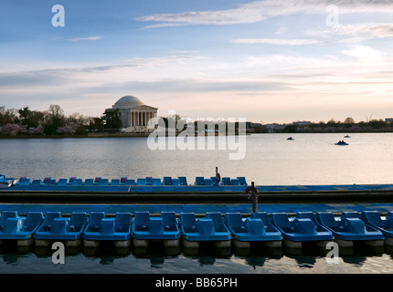 Hausieren Sie Boote und dem Jefferson Memorial auf dem Potomac River Tidal Basin Stockfoto