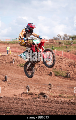 Fahrer, die immer in der Luft, während ein Motocross-Rennen Stockfoto